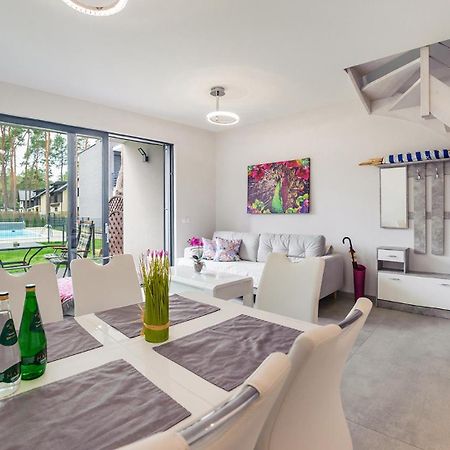 Prestige House Apartament - 2 Sypialnie Z Ogrodkiem I Basenem ポビエロボ エクステリア 写真